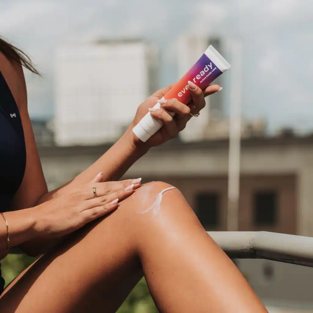 Smeren van Ever Ready warmte creme op de benen tegen spierpijn