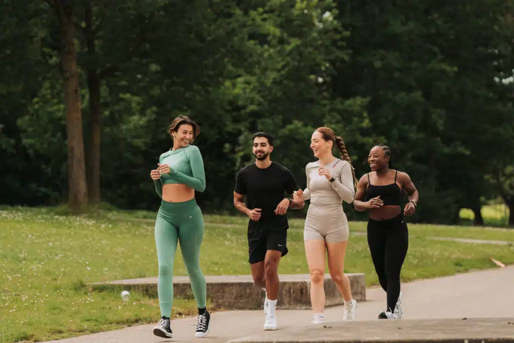 Jongeren die hardlopen met de warmte creme van Ever Ready