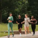 Jongeren die hardlopen met de warmte creme van Ever Ready