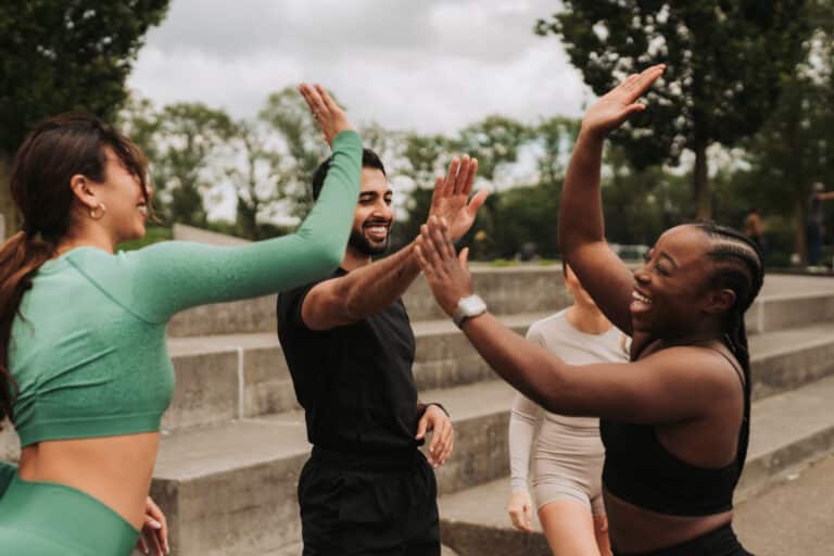 Geven van een high five tijdens het sporten met Ever Ready