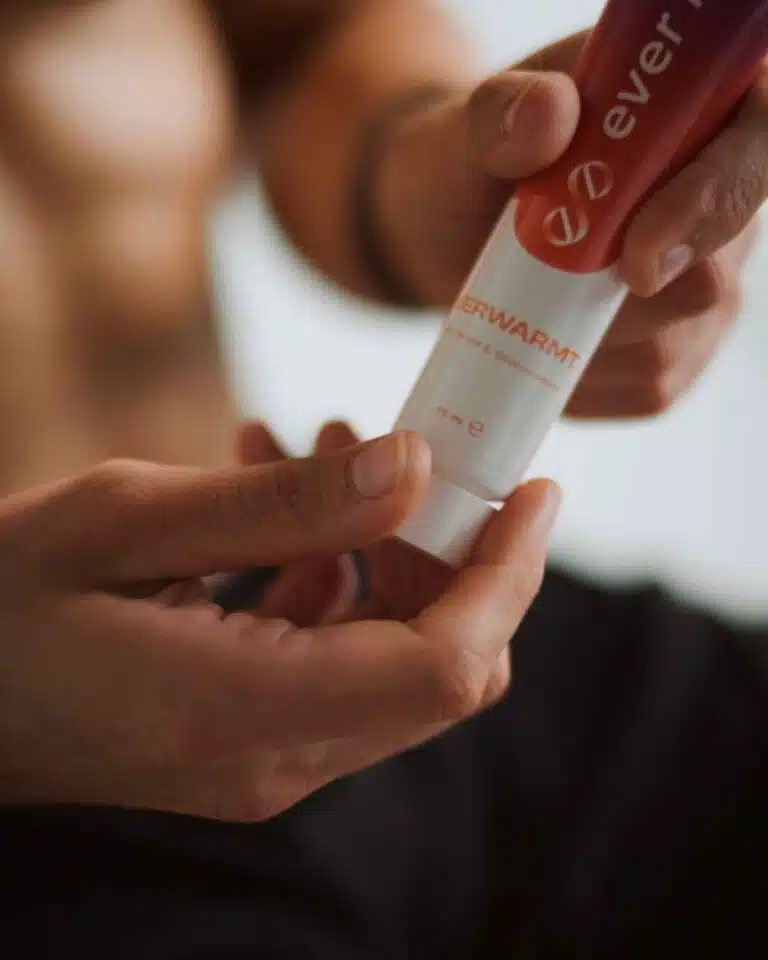 Het opendraaien van de warmte creme van Ever Ready.