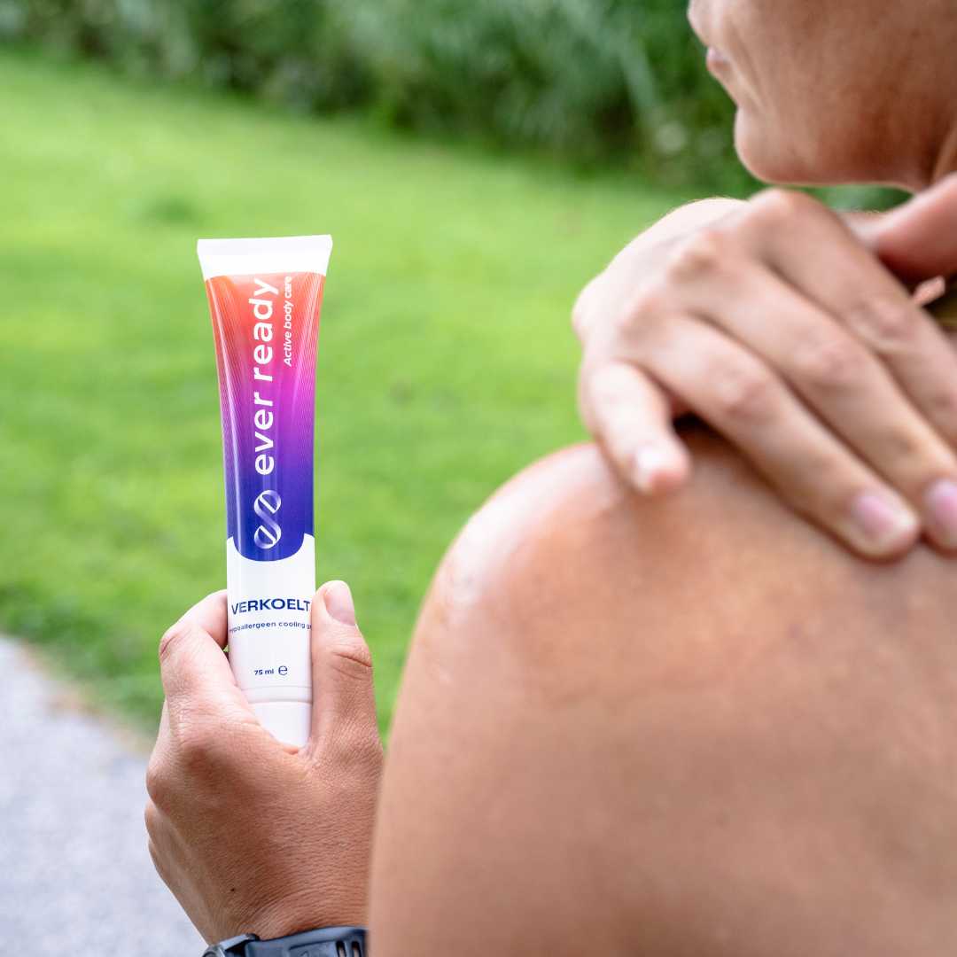 Cooling gel insmeren op je schouders en nek voor verlichting