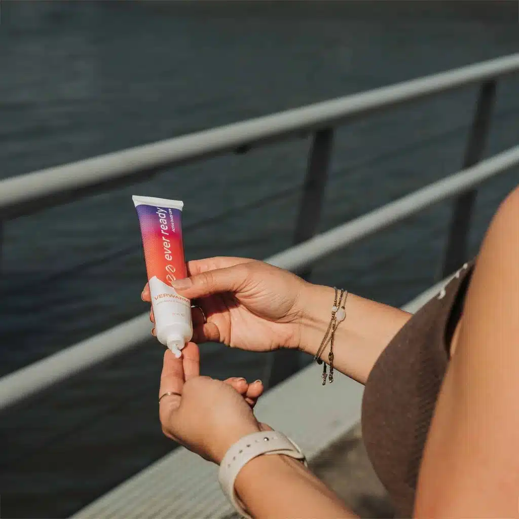 vrouw smeert ever ready active body care warmte creme voor het hardlopen
