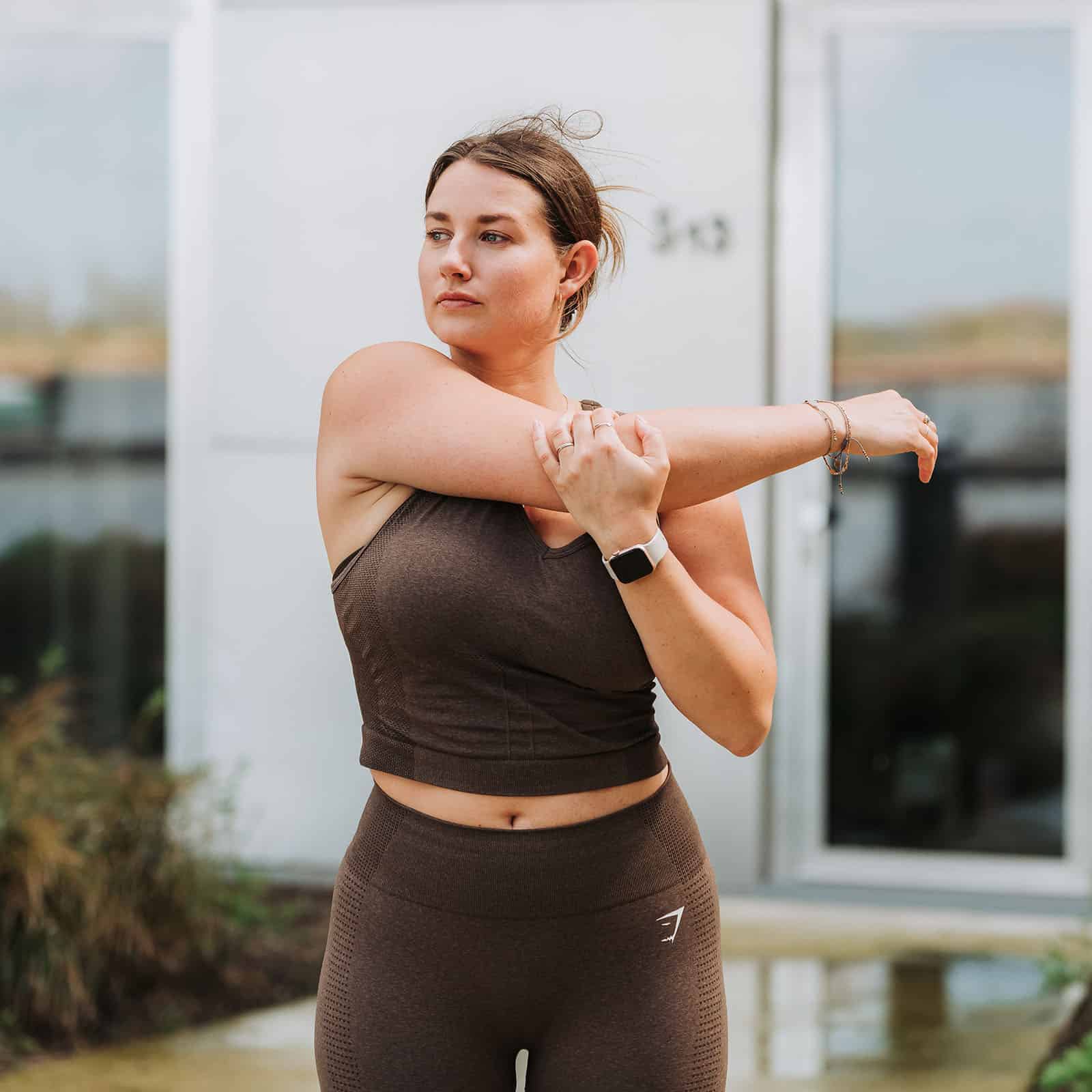 vrouw is bezig om haar spieren klaar te maken voor haar workout