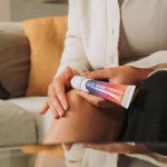 vrouw smeert ever ready active body care cooling gel na activiteit