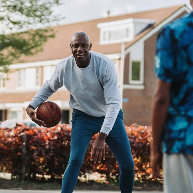 Francisco Elson basketbal buiten op het plein begin Ever Ready active body care over ons