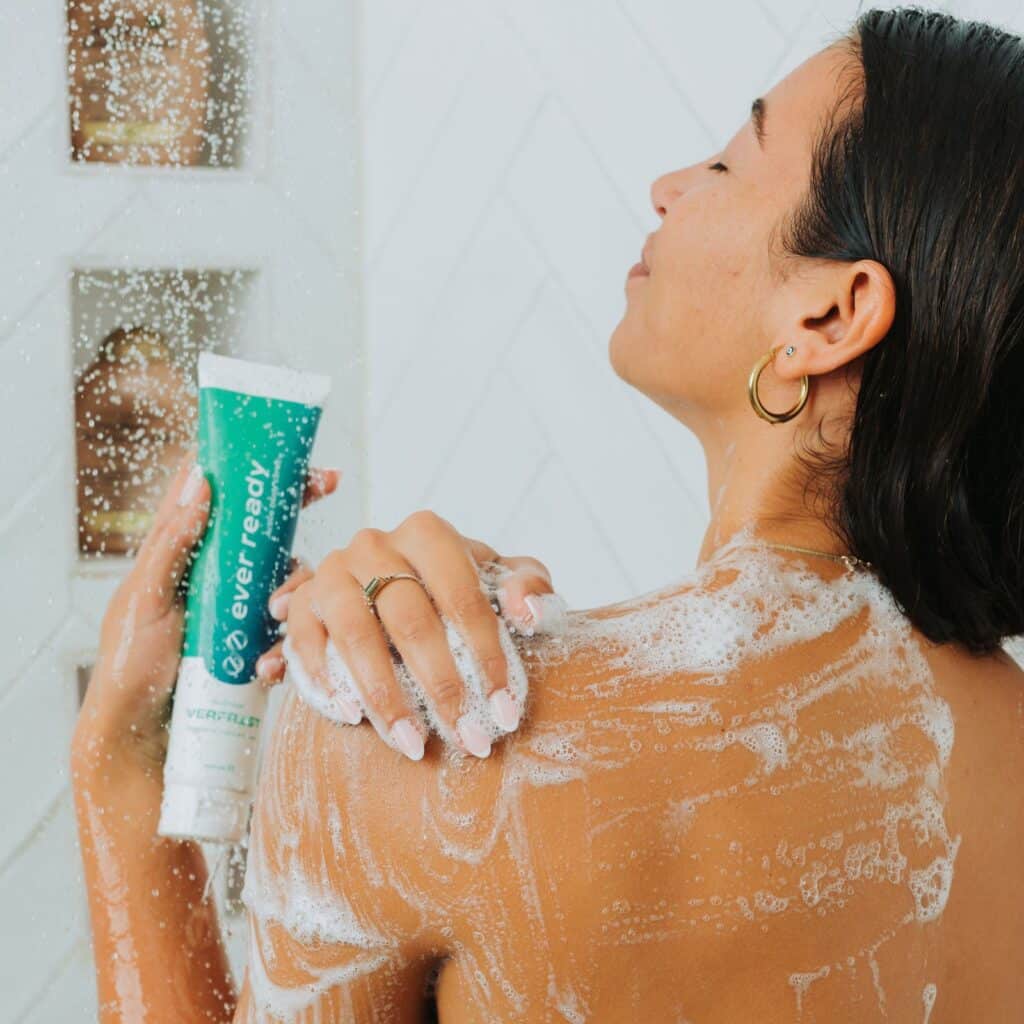 Vrouw tijdens het insoppen onder de douche met de Ever Ready douchegel