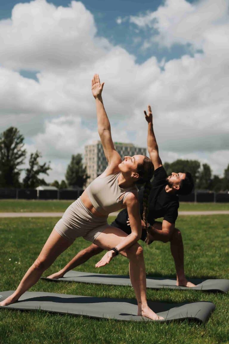 Yoga tijdens zomerse workout in het park. Goed voor de spieren en gewrichten