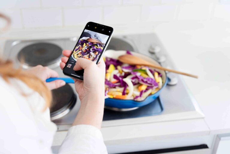 Maakt een foto voor de calorie app van het eten met veel groenten