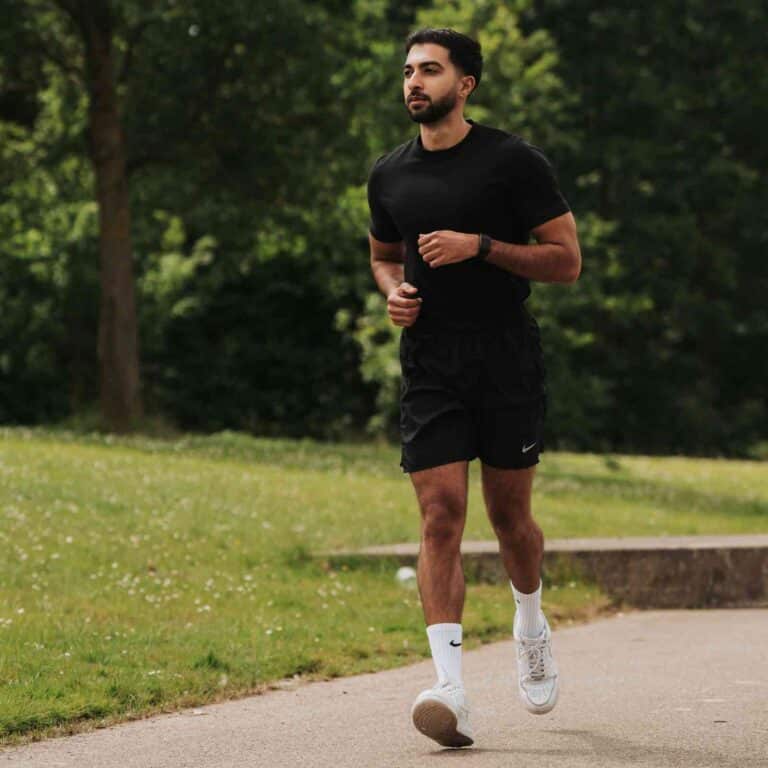 Jongen sport / hardlopen in het park