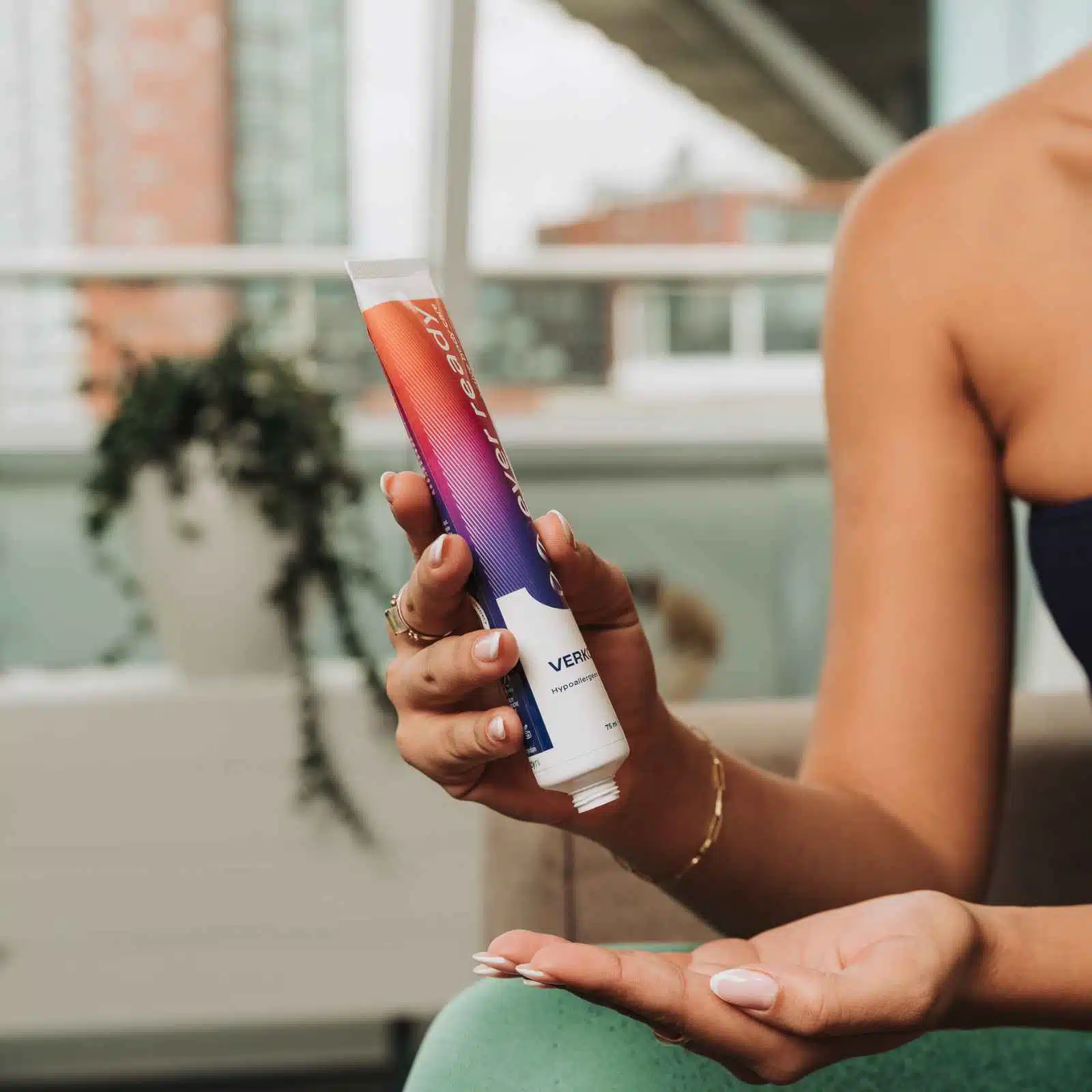 Het uitknijpen van de verkoelende gel van Ever Ready