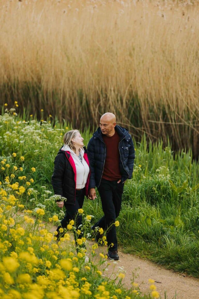 Wandelen in de natuur. 2 mensen lopen om de 10.000 stappen per dag te behalen