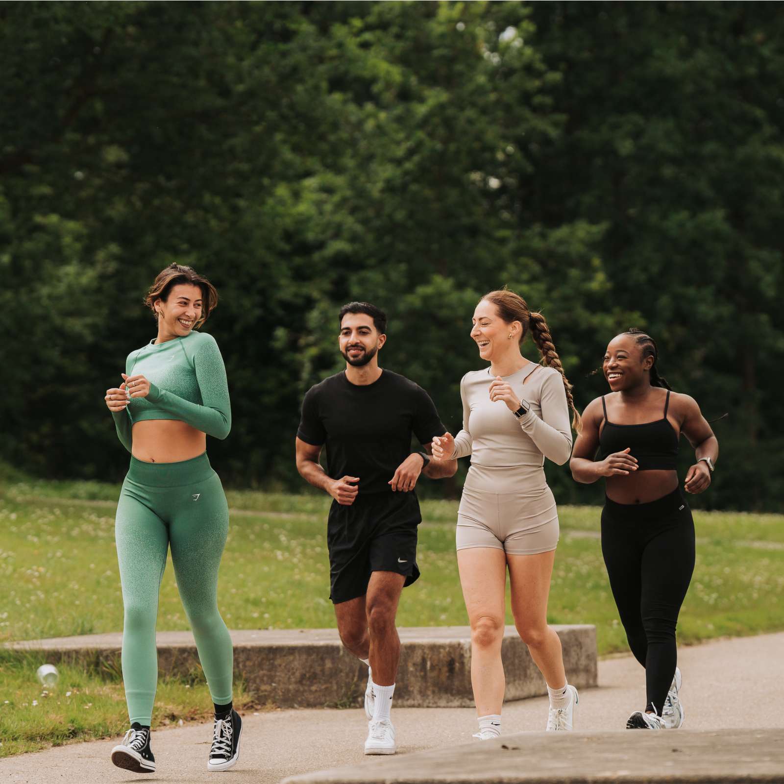 Jongeren die hardlopen met de warmte creme van Ever Ready