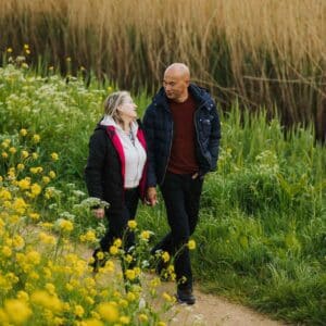 Wandelen in de natuur. 2 mensen lopen om de 10.000 stappen per dag te behalen