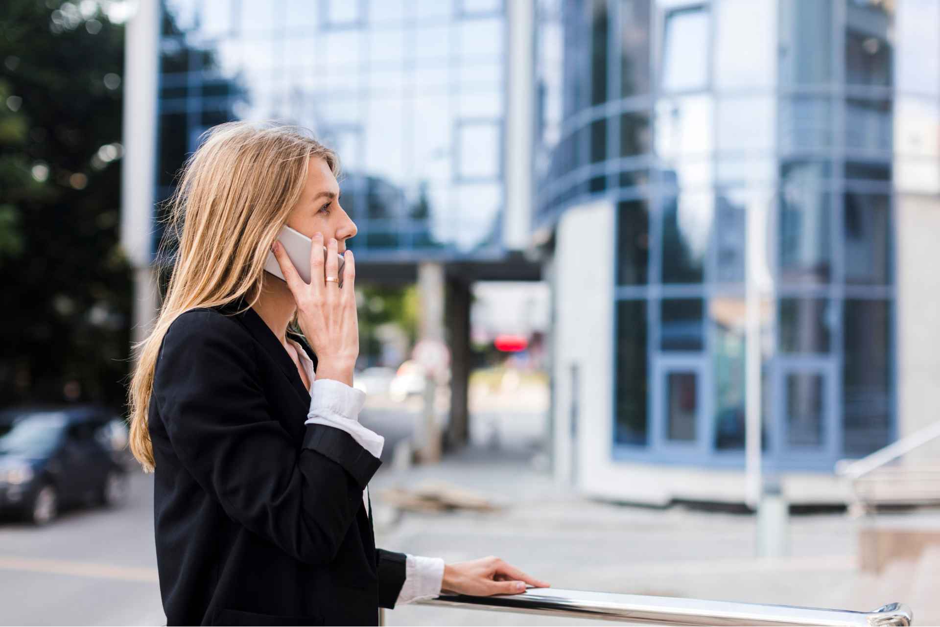 Vrouw belt tijdens werk buiten om ook te bewegen