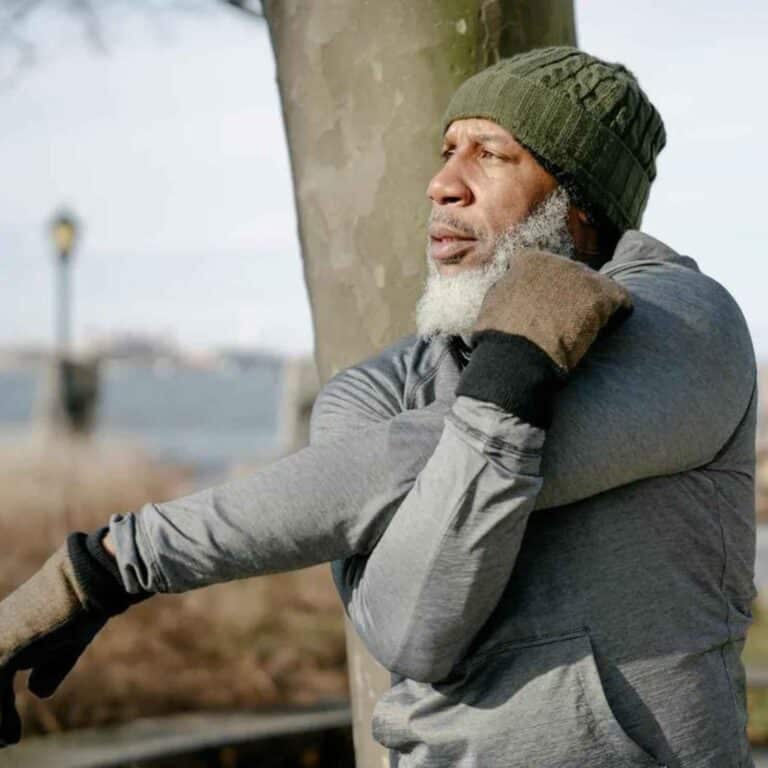 Man is actief bezig met bewegen in de winter