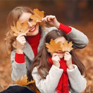 Moeder en dochter zijn actief in de herfst