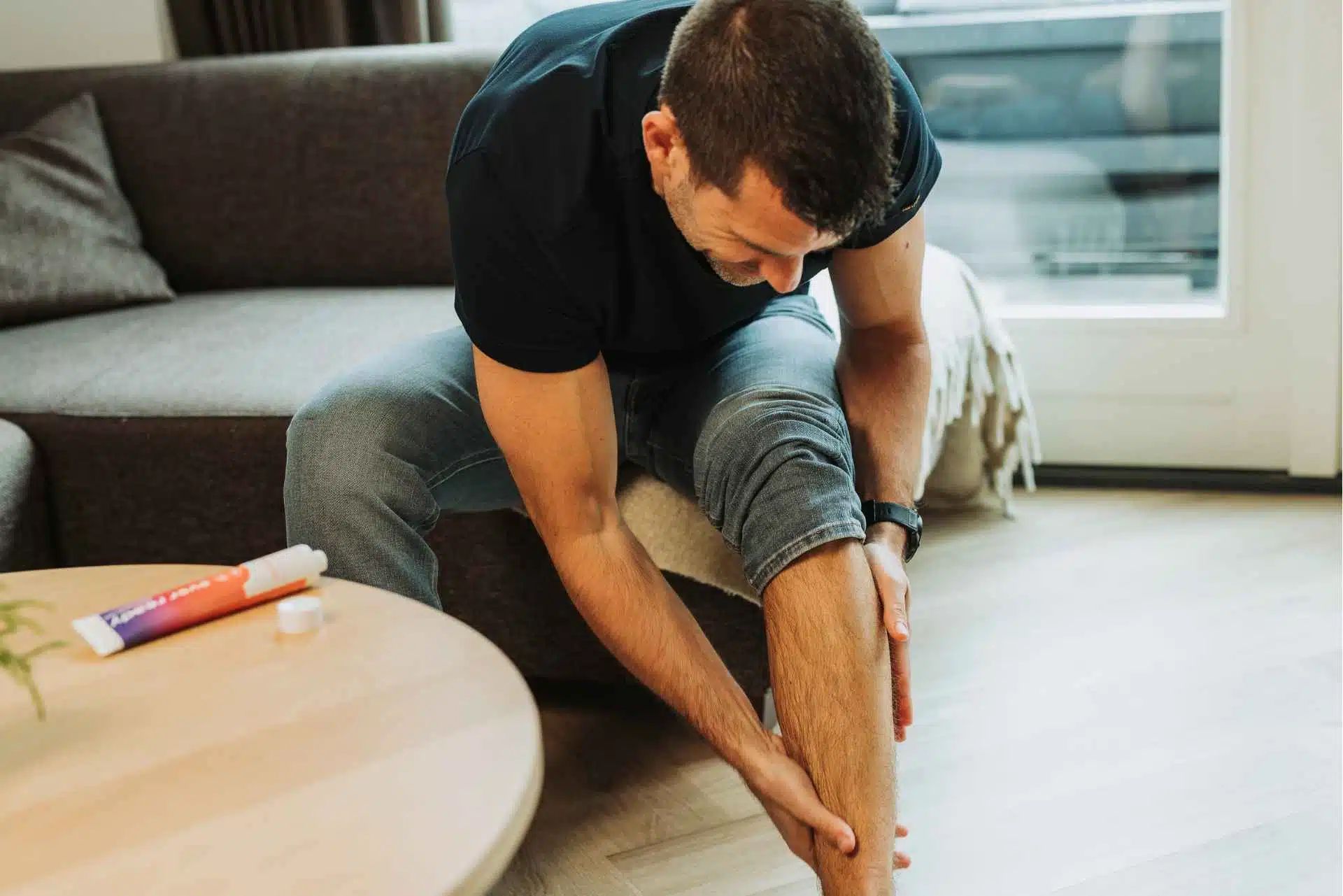 Insmeren van de kuiten met Ever Ready warmte crème. Spierbalsem tegen stijve en stramme spieren