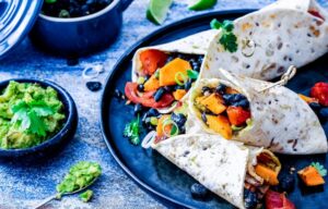 Gezonde voeding met wraps, zwarte bonen en zoute aardappel