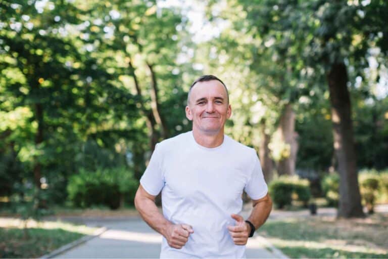 Man stopt niet met sporten. Man is aan het hardlopen