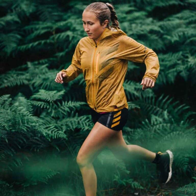 Hardlopen buiten in het bos