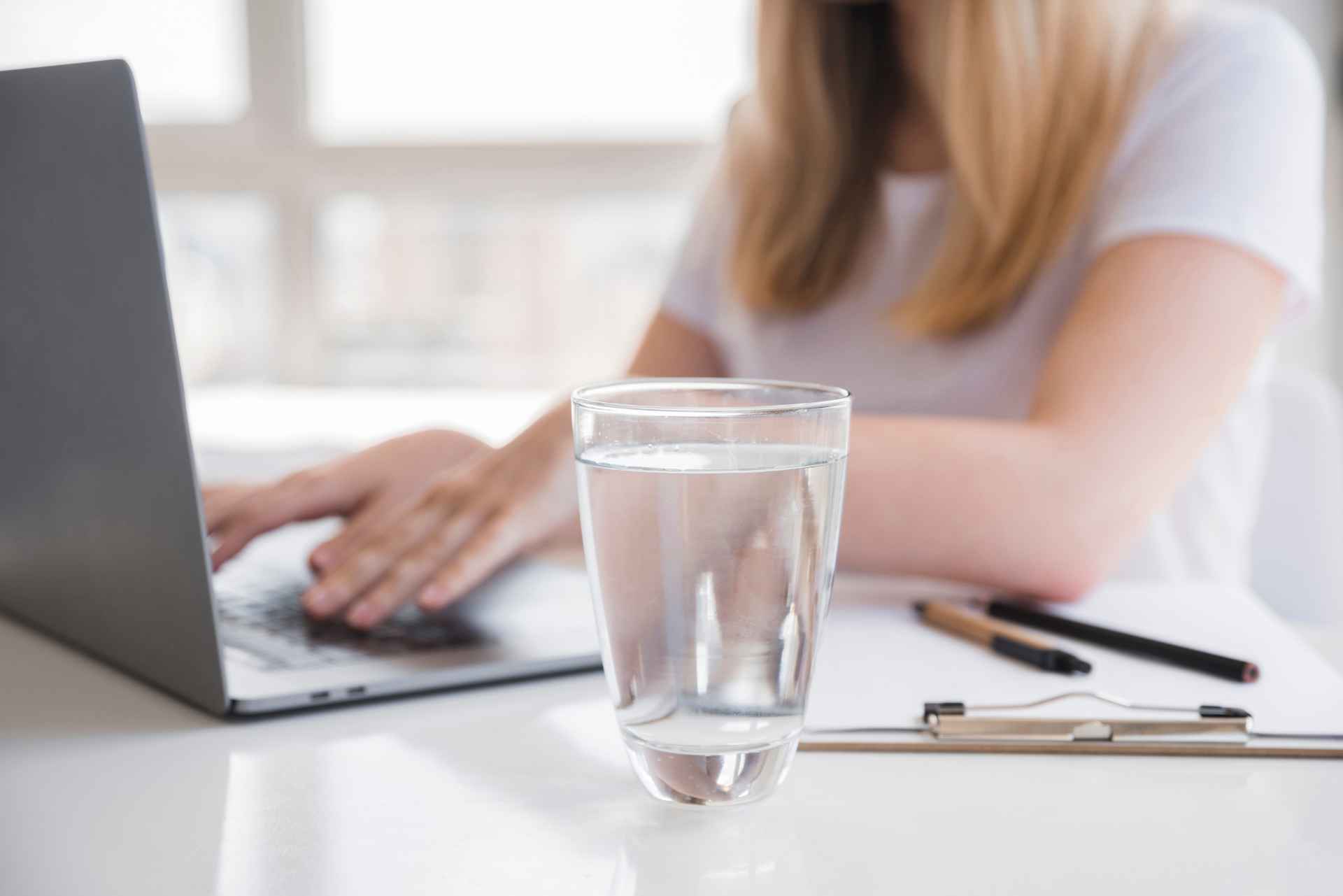 Glas water op je bureau