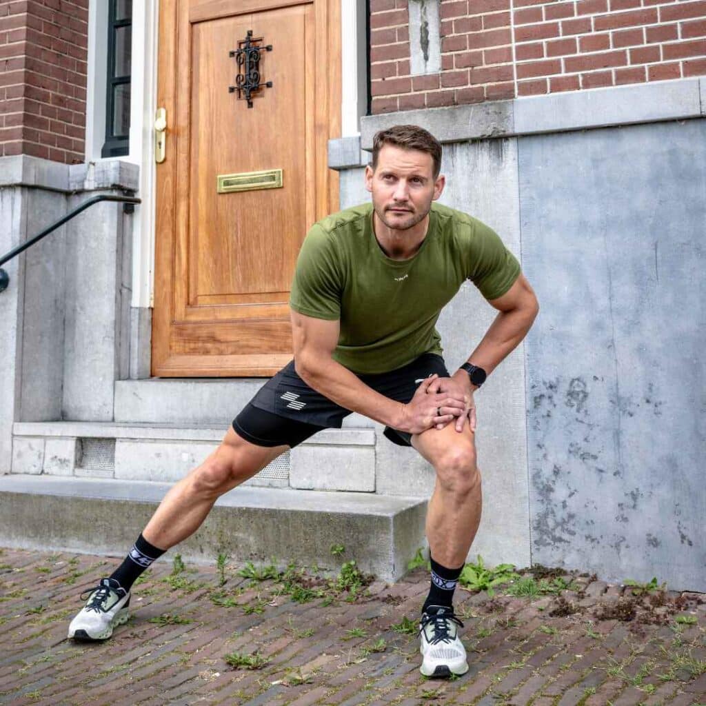 Sportieve man stretchen voor het sporten