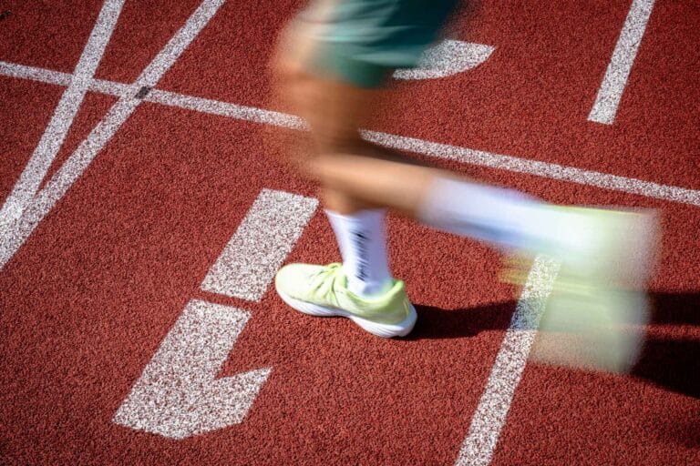 Hardlopen op de atletiekbaan.