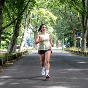 Hardlopende sportieve vrouw in het bos.