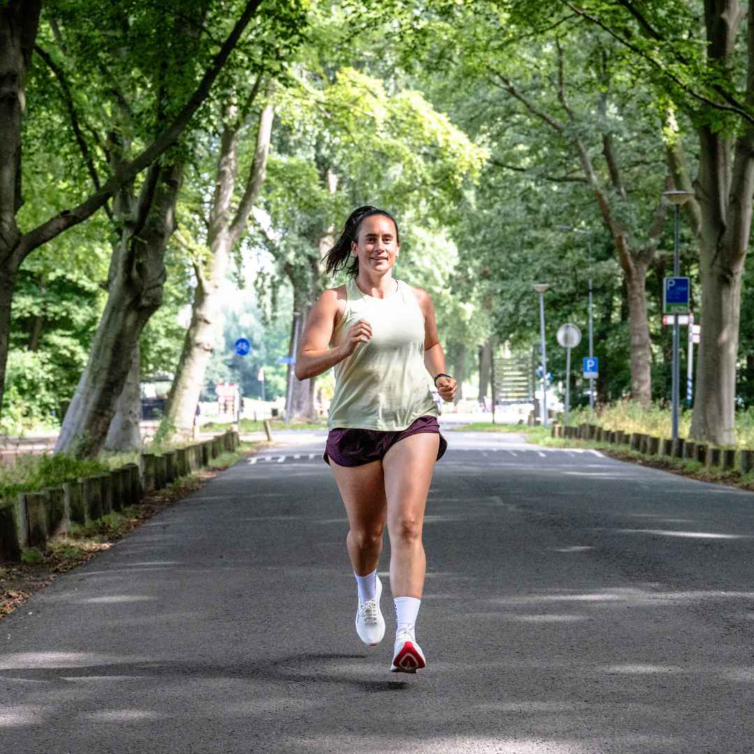 Hardlopende sportieve vrouw in het bos.