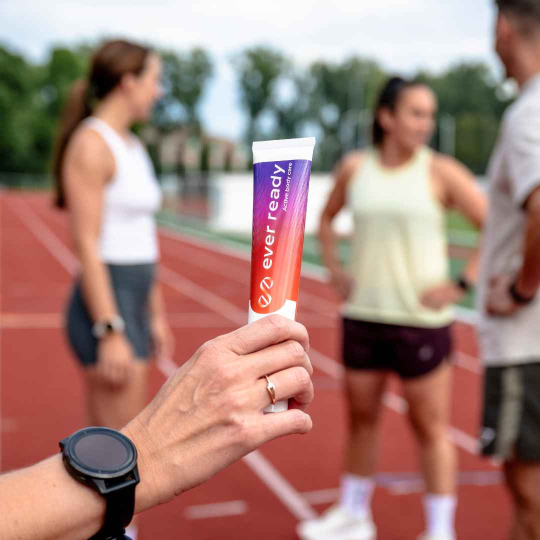 Warmte crème op een atletiekbaan met sportieve mensen.