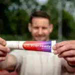 Man houdt warmte creme vast in beeld.