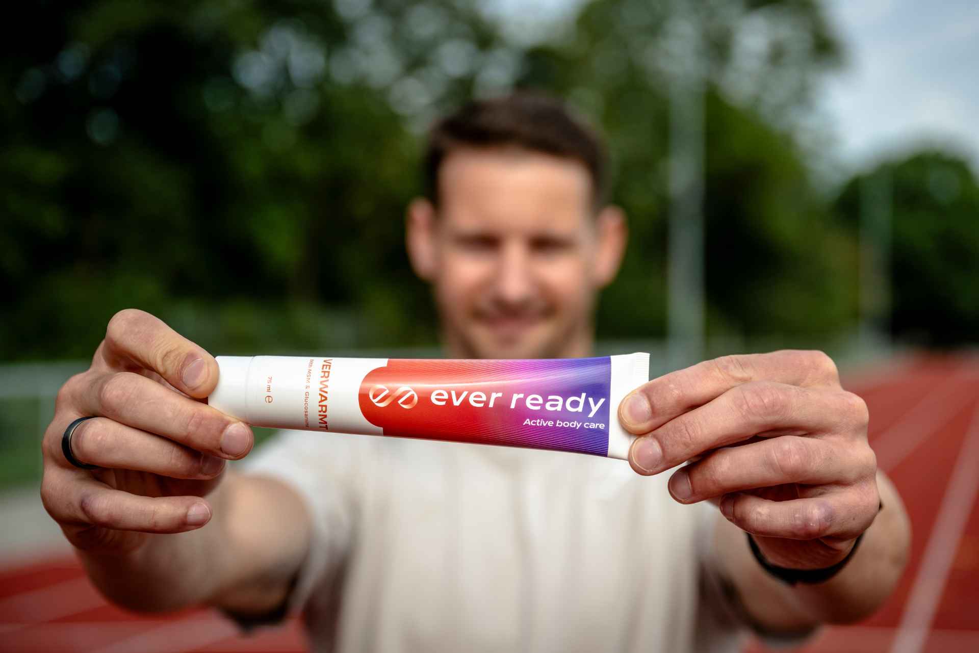 Man houdt warmte creme vast in beeld.