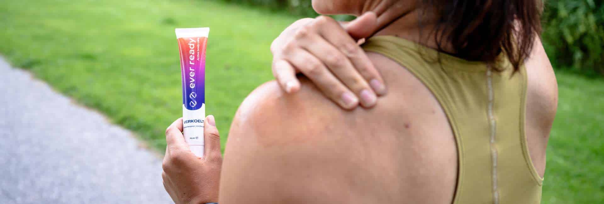 Cooling gel op de rug smeren voor minder spierpijn