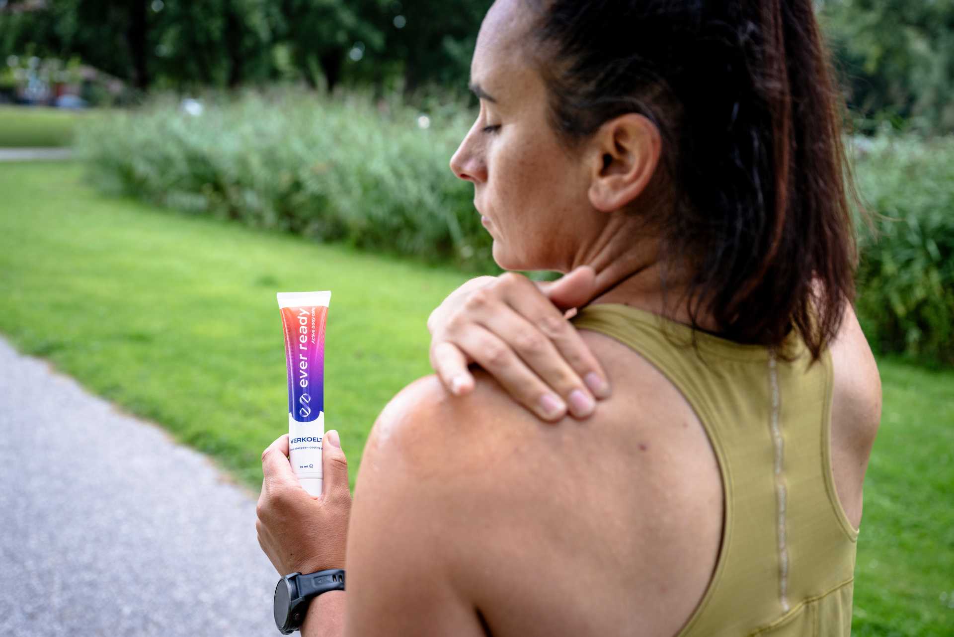 Cooling gel op de rug smeren voor minder spierpijn