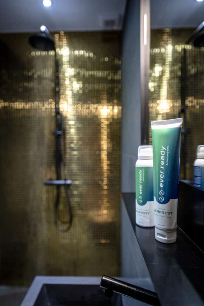 Sporters onder de douche met Ever Ready douchegel